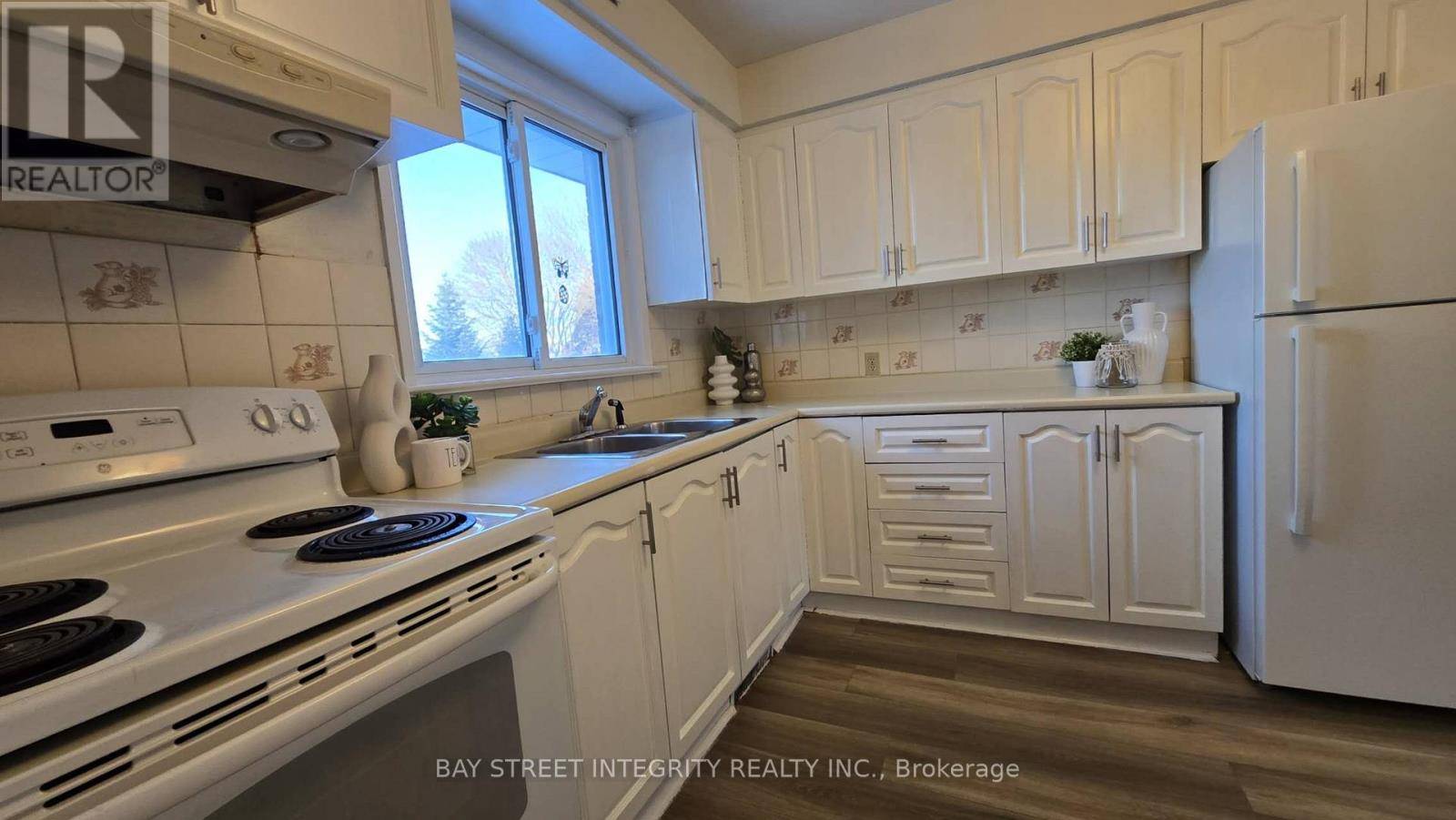 Toronto (newtonbrook East), ON M2M1Z8,44 BOWERBANK DRIVE