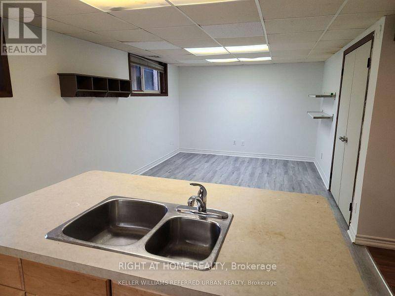 Toronto (newtonbrook West), ON M2M1G2,12 caines AVE ## Lower