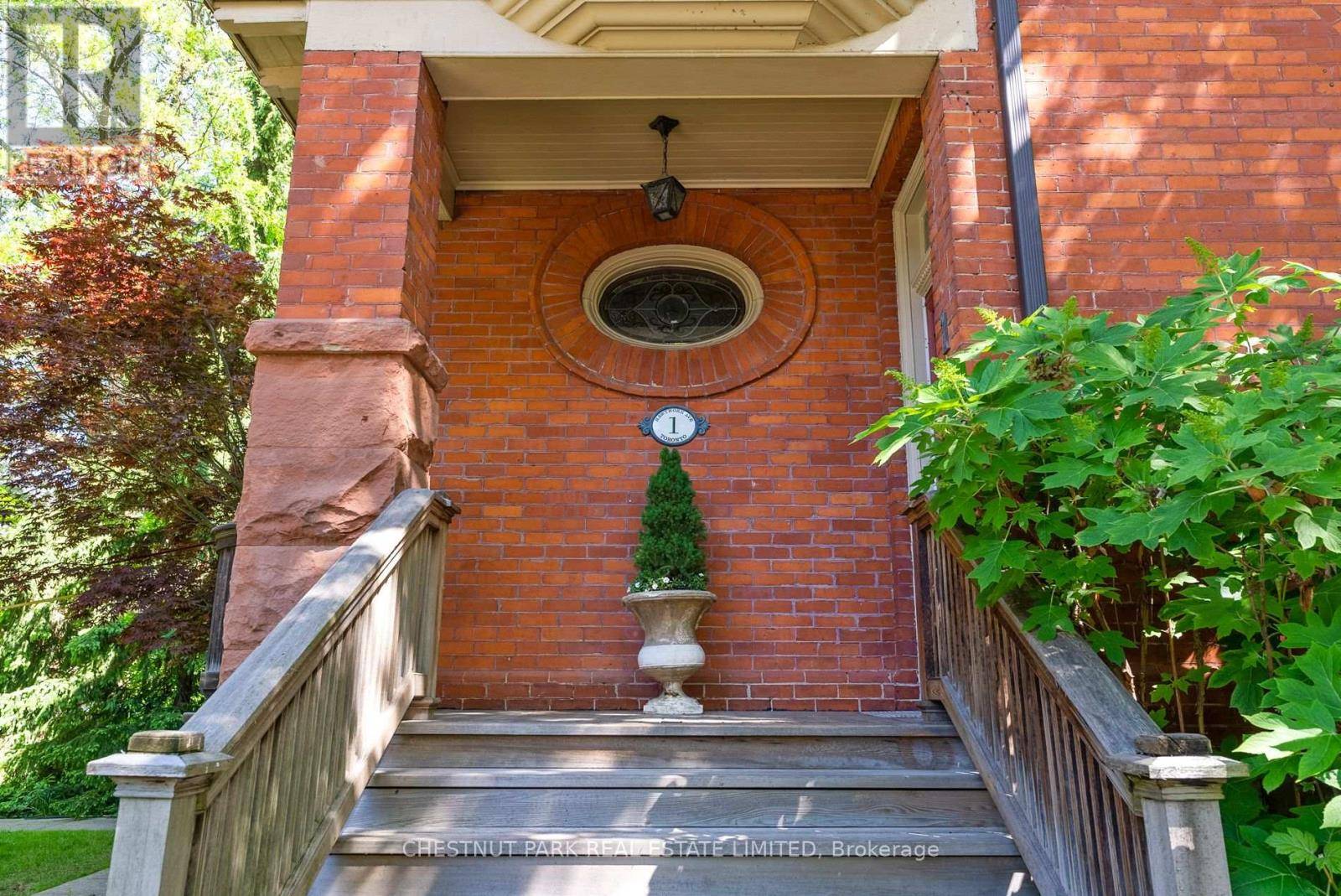 Toronto (rosedale-moore Park), ON M4W2Z1,1 HAWTHORN AVENUE