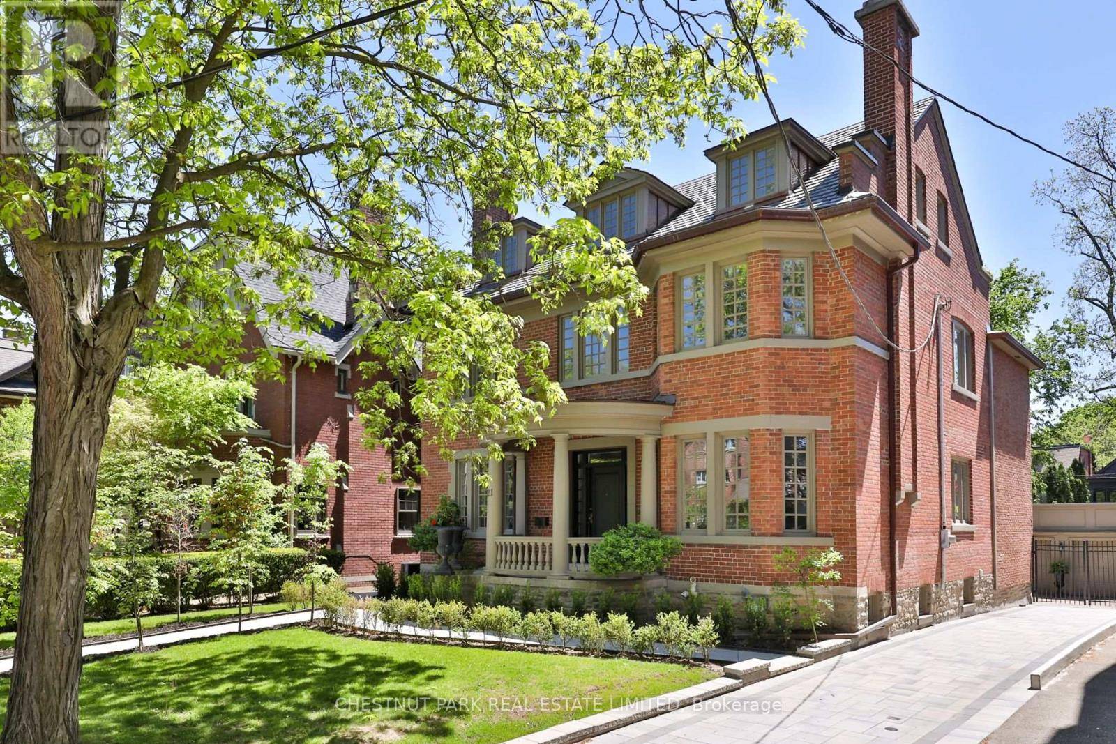 Toronto (rosedale-moore Park), ON M4W1X5,121 ROXBOROUGH DRIVE