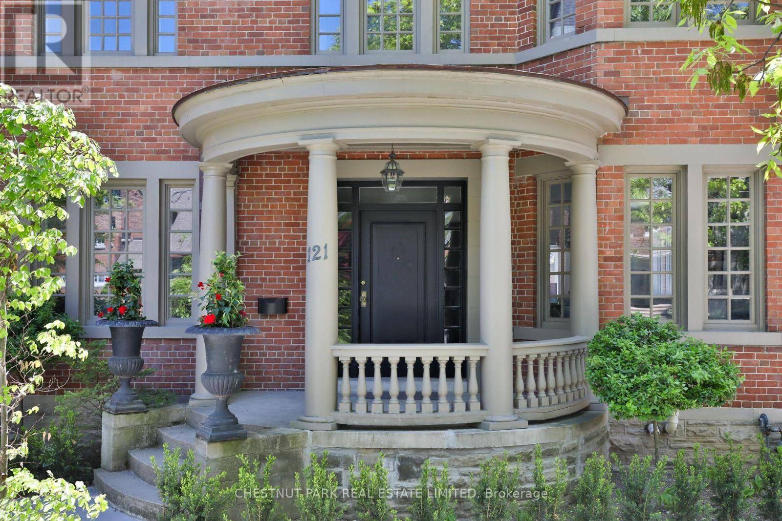 Toronto (rosedale-moore Park), ON M4W1X5,121 ROXBOROUGH DRIVE