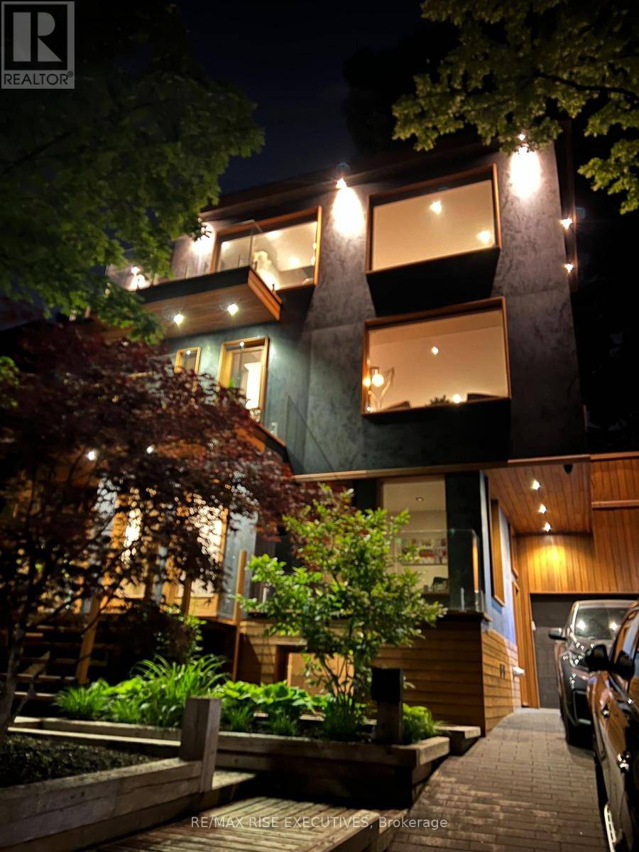 Toronto (wychwood), ON M6H2J7,32 REGAL ROAD