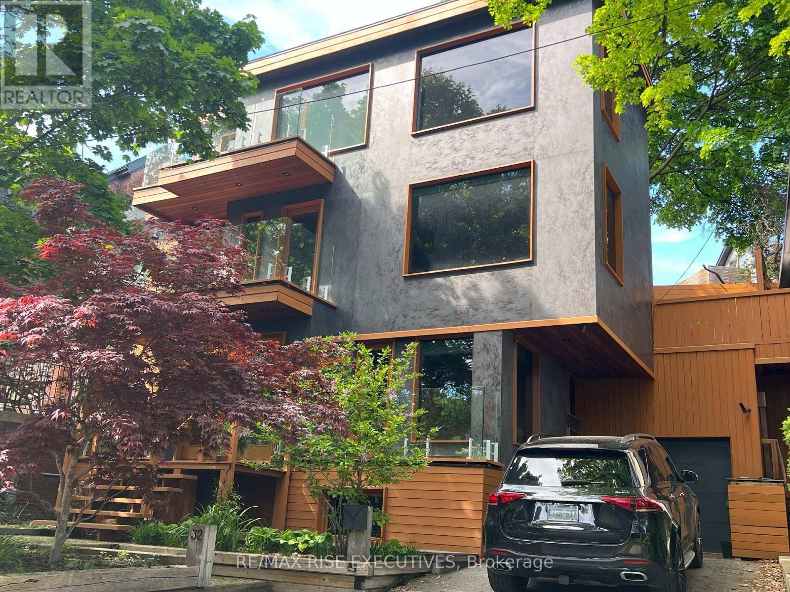 Toronto (wychwood), ON M6H2J7,32 REGAL ROAD