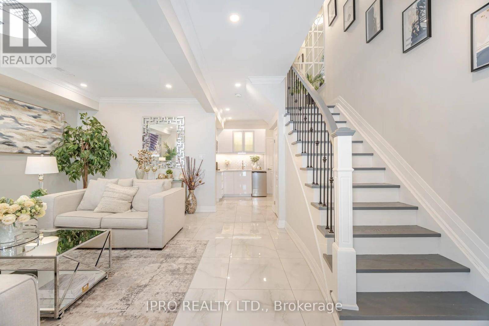 Toronto (dufferin Grove), ON M6H3N3,528 BROCK AVENUE