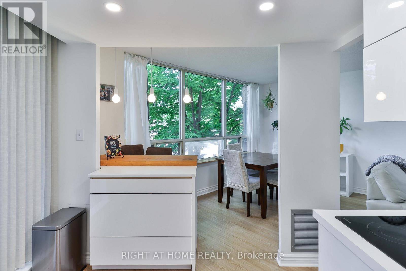 Toronto (banbury-don Mills), ON M3B3N9,1210 Don Mills RD #206