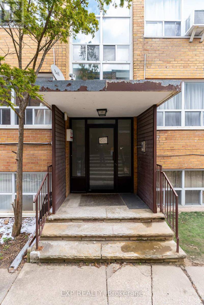 Toronto (englemount-lawrence), ON M6B2N4,12 FRASERWOOD AVENUE