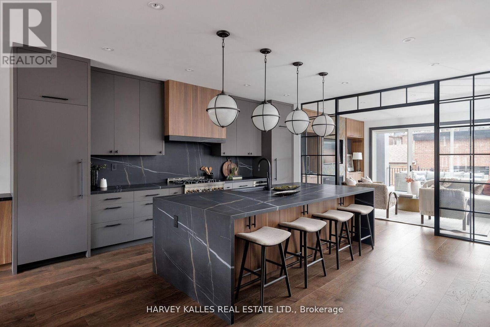 Toronto (palmerston-little Italy), ON M6G3R4,498 ROXTON ROAD