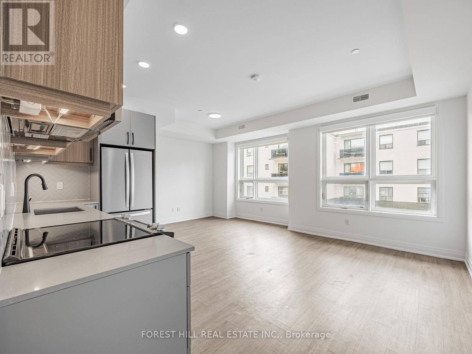 Toronto (newtonbrook West), ON M2R1W1,15 Brenthall AVE #7