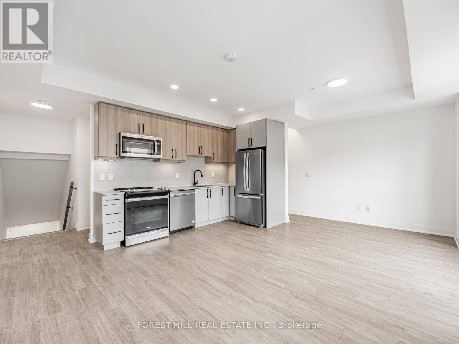 Toronto (newtonbrook West), ON M2R1W1,15 Brenthall AVE #7