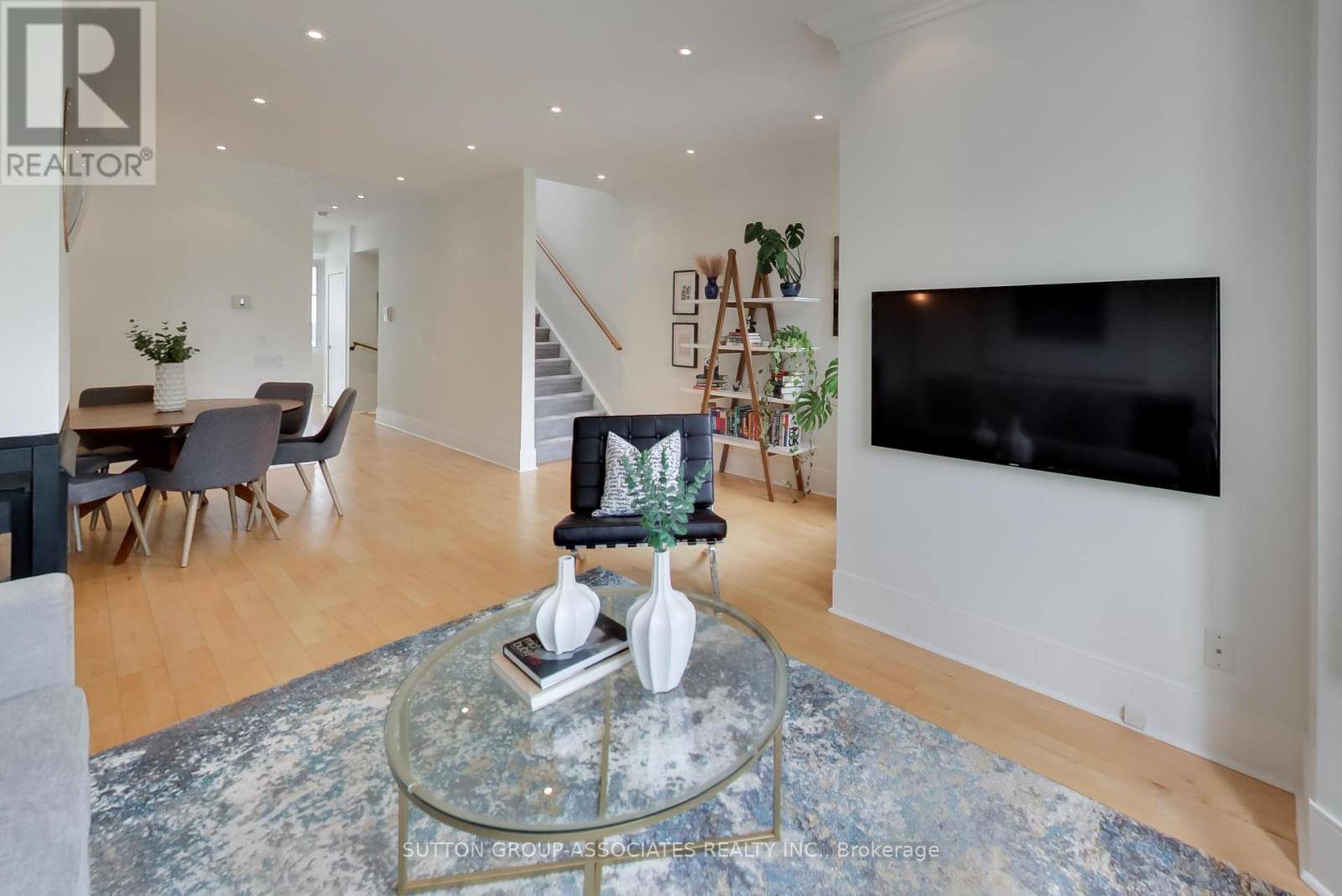 Toronto (annex), ON M5R2X6,103B WALMER ROAD