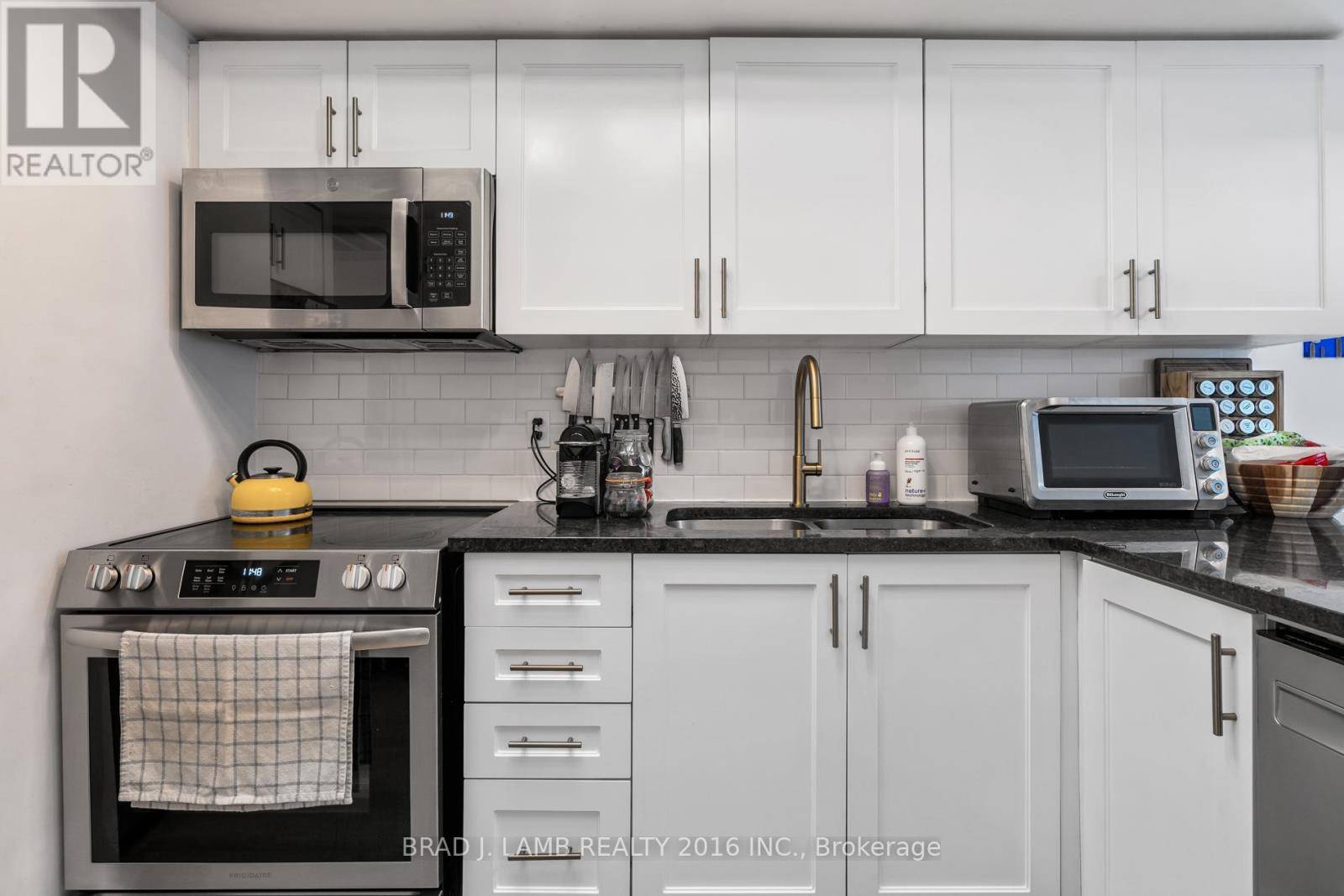 Toronto (dufferin Grove), ON M6H4A4,262 St. Helens AVE #TH #114