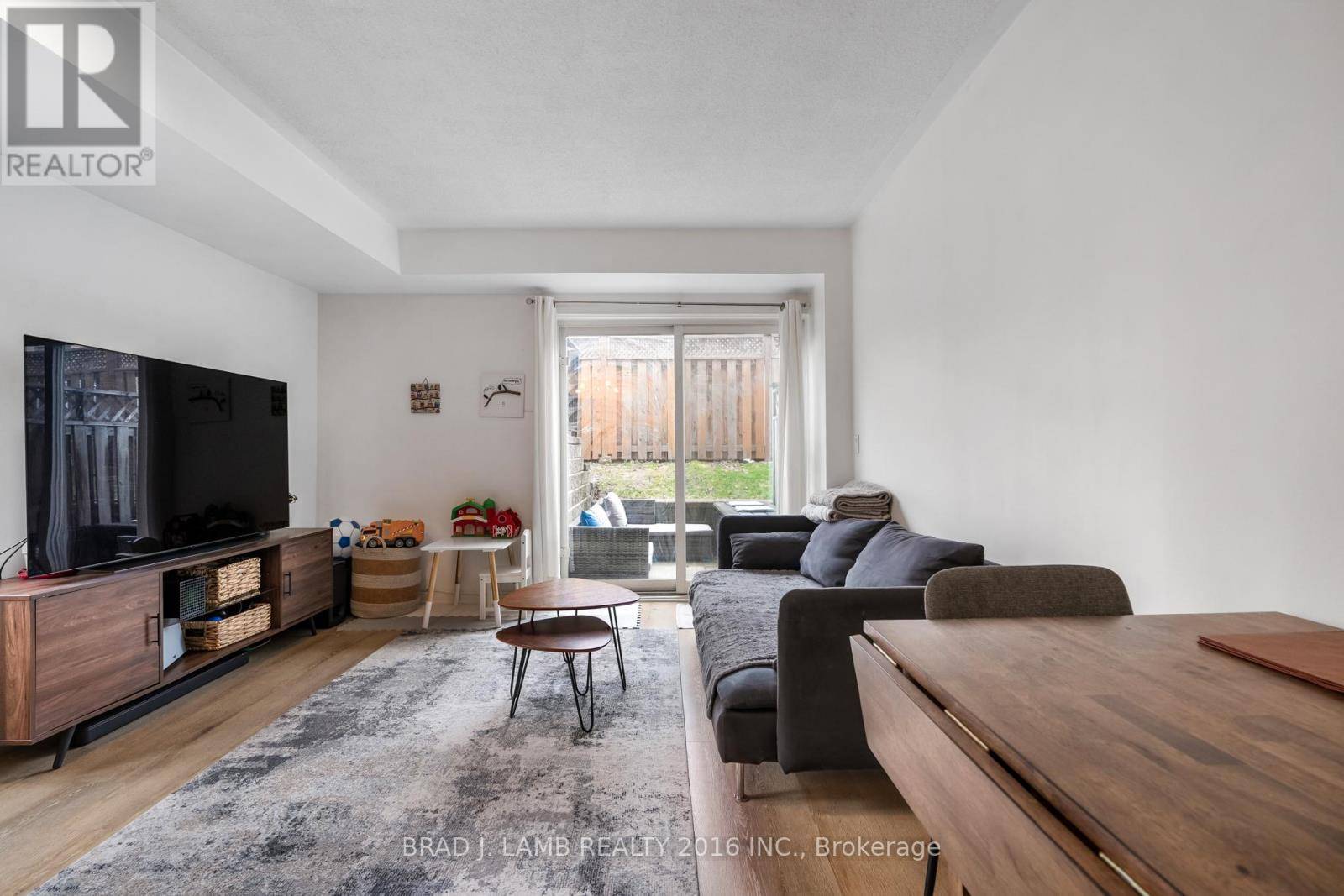 Toronto (dufferin Grove), ON M6H4A4,262 St. Helens AVE #TH #114