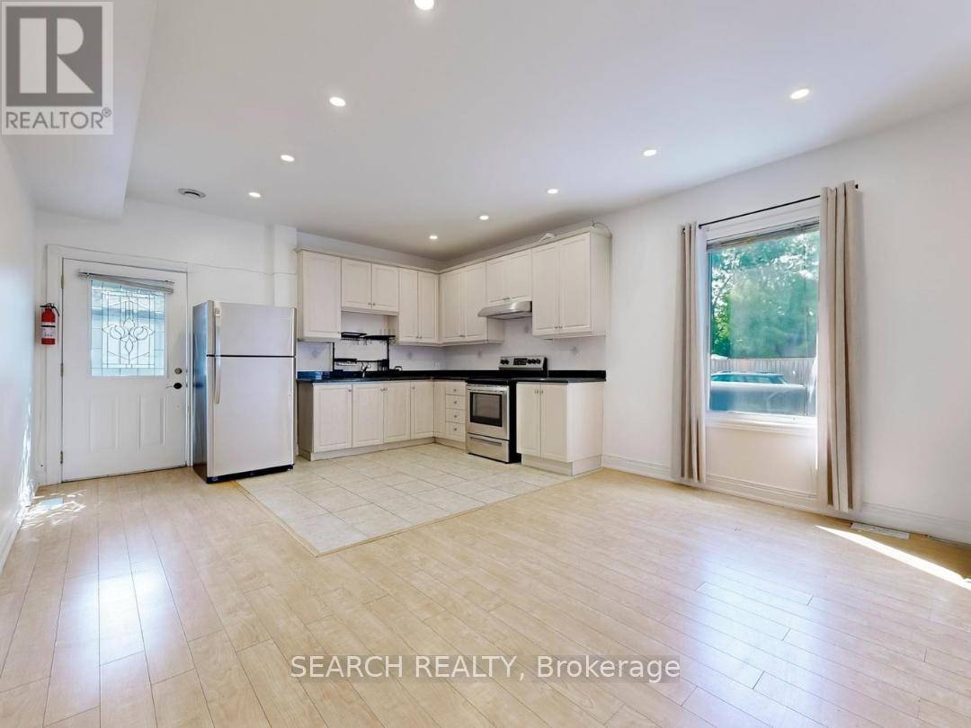 Toronto (oakwood Village), ON M6E3N6,479 WESTMOUNT AVENUE