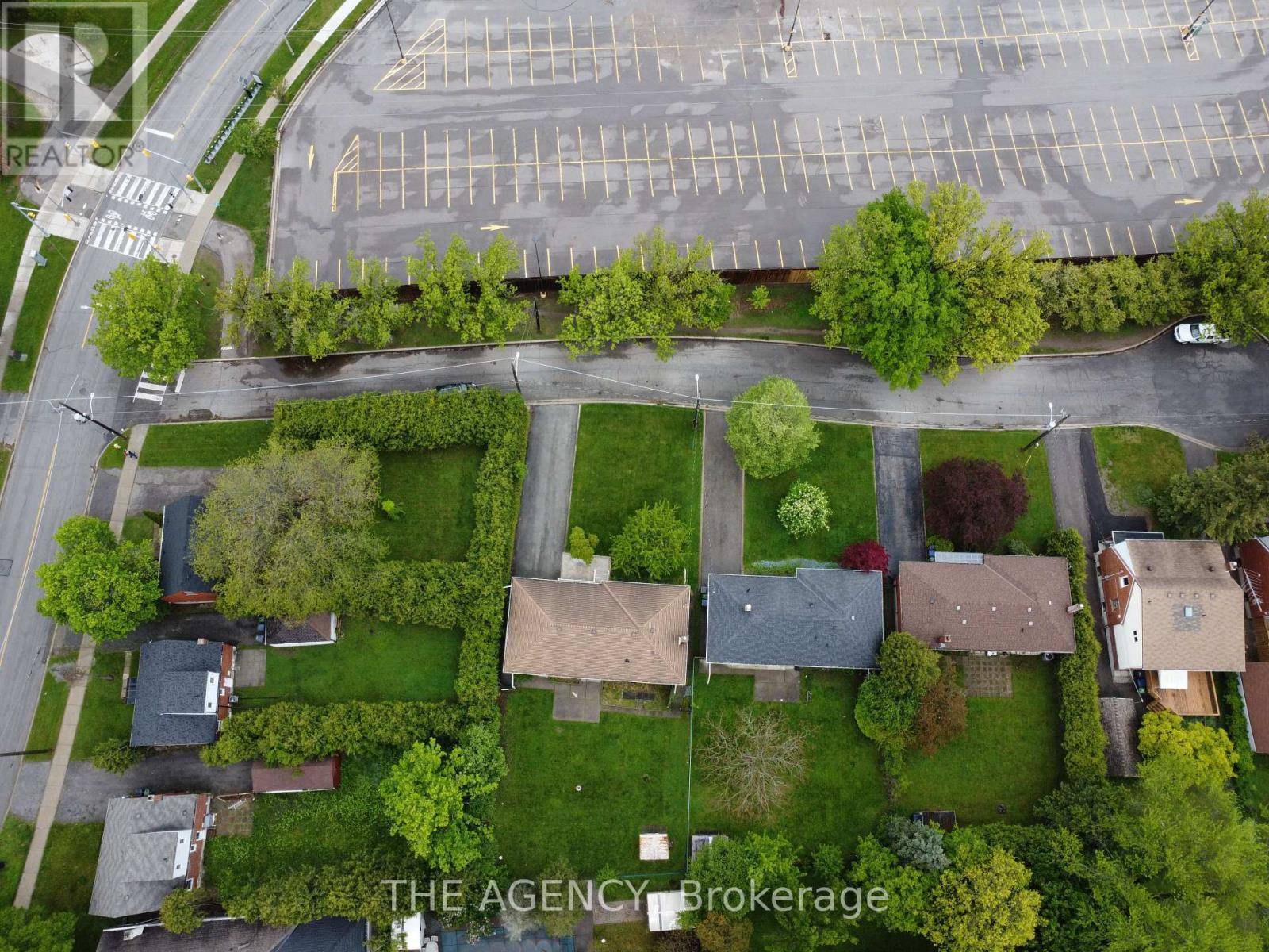 Toronto (newtonbrook West), ON M2M1B4,137 BLAKE AVENUE