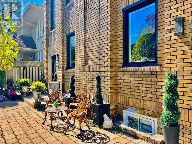 Toronto (yonge-eglinton), ON M5P1J4,24 COLLEGE VIEW AVENUE