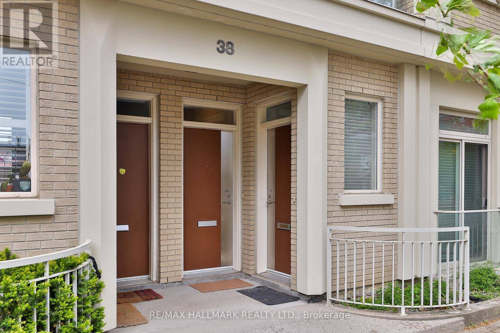Toronto (annex), ON M5R2A2,38C MCMURRICH STREET