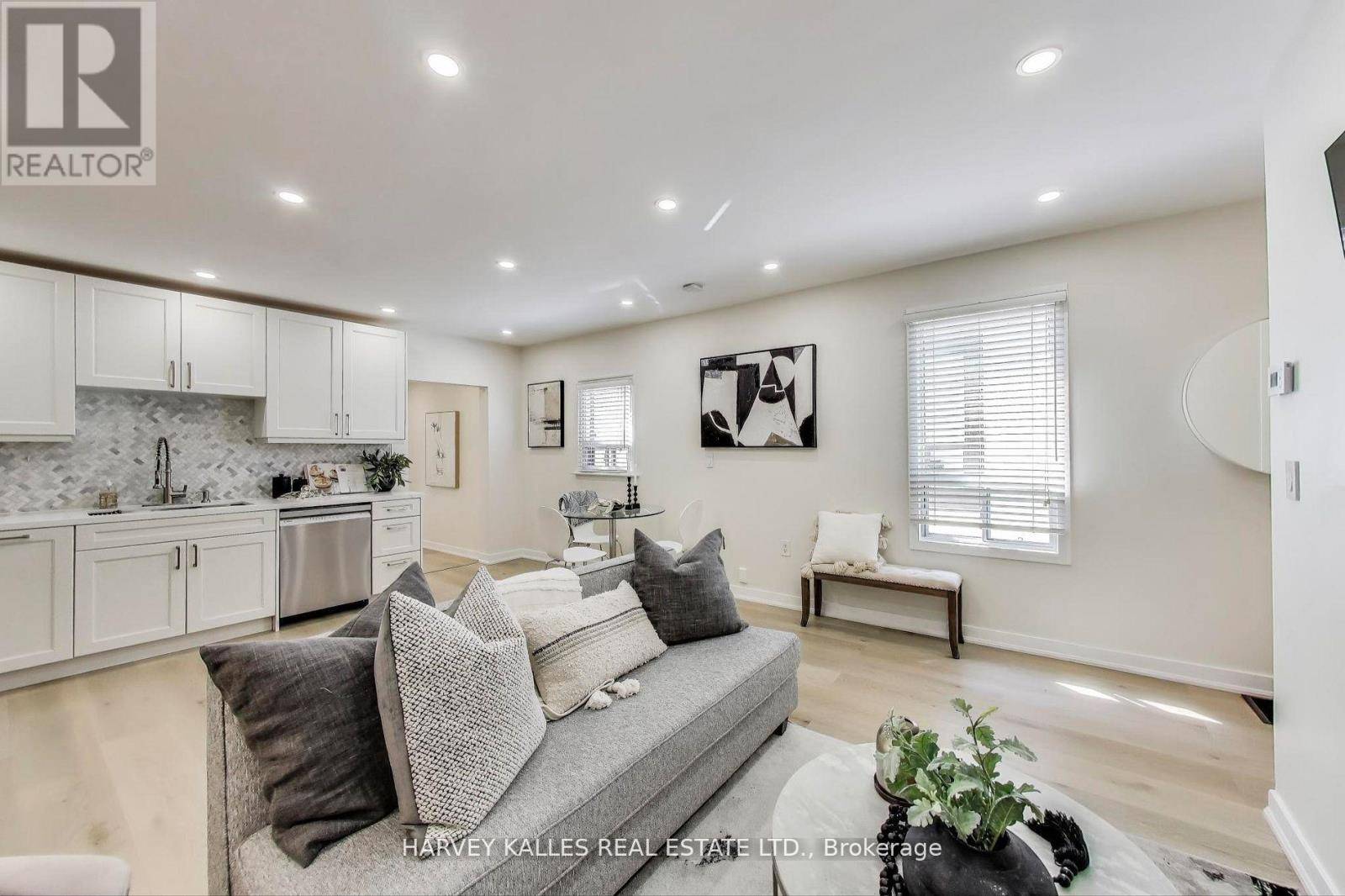 Toronto (oakwood Village), ON M6E3N4,463 WESTMOUNT AVENUE