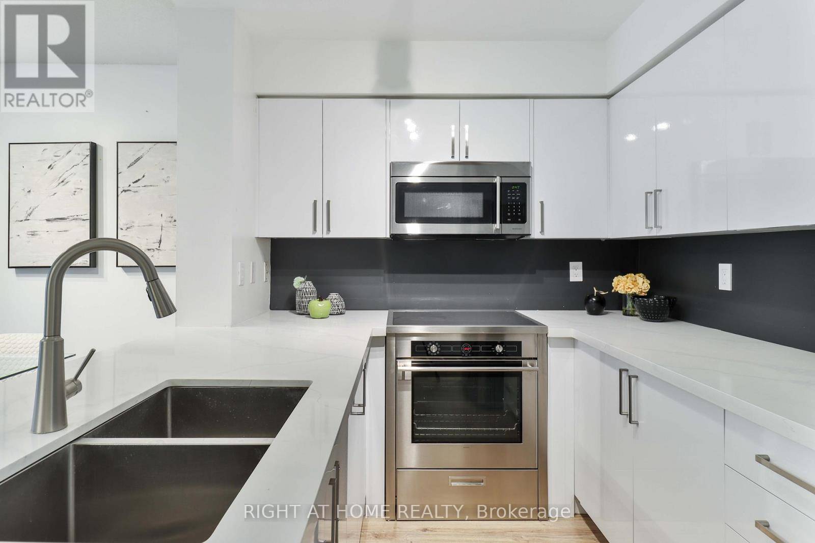 Toronto (moss Park), ON M5A4S9,330 Adelaide ST East #308