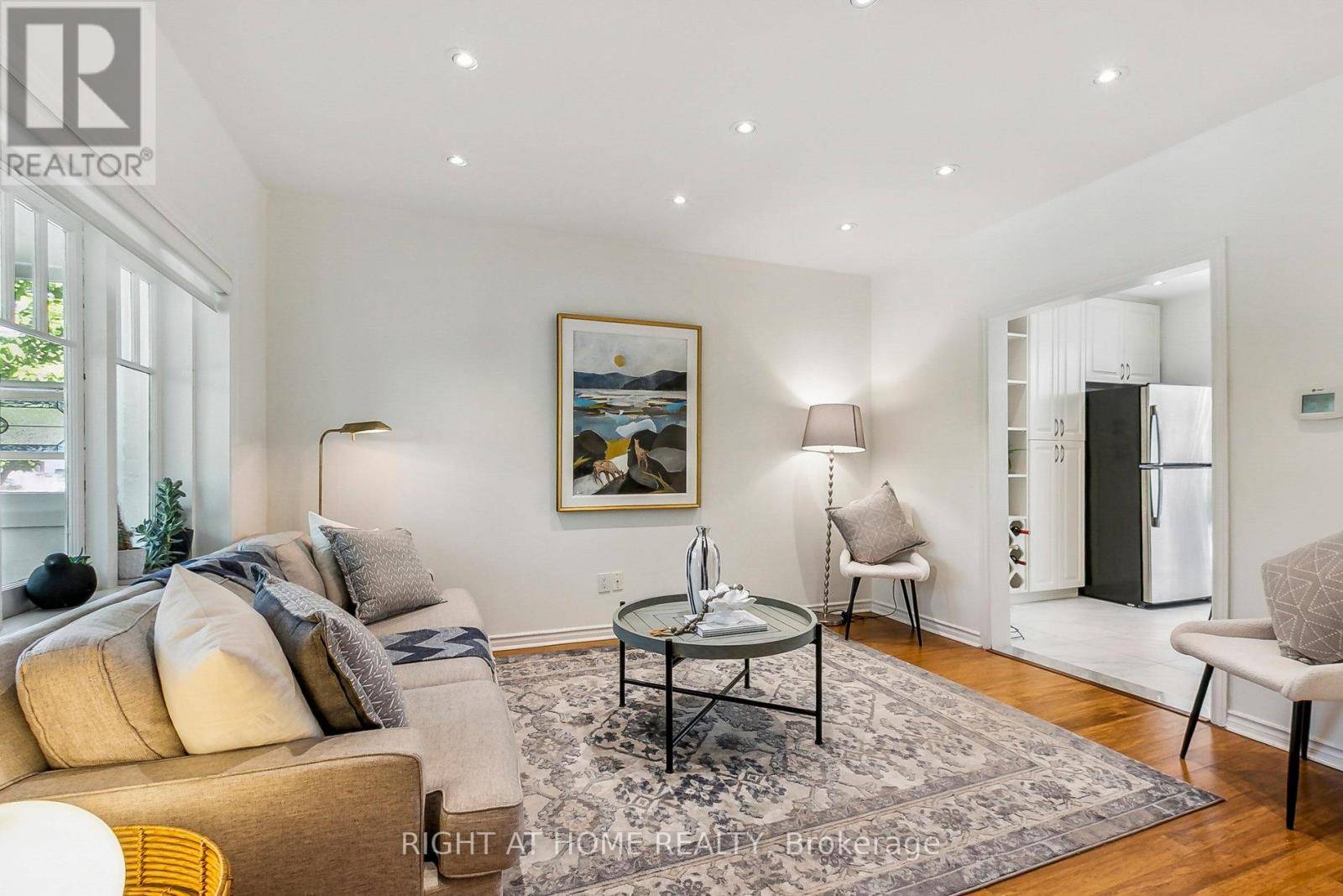 Toronto (humewood-cedarvale), ON M6C3L8,199 WINNETT AVENUE