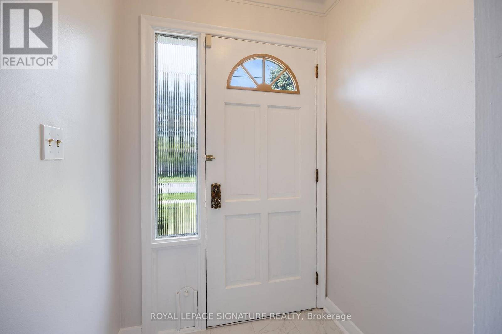 Toronto (englemount-lawrence), ON M6A1N3,151 RANEE AVENUE