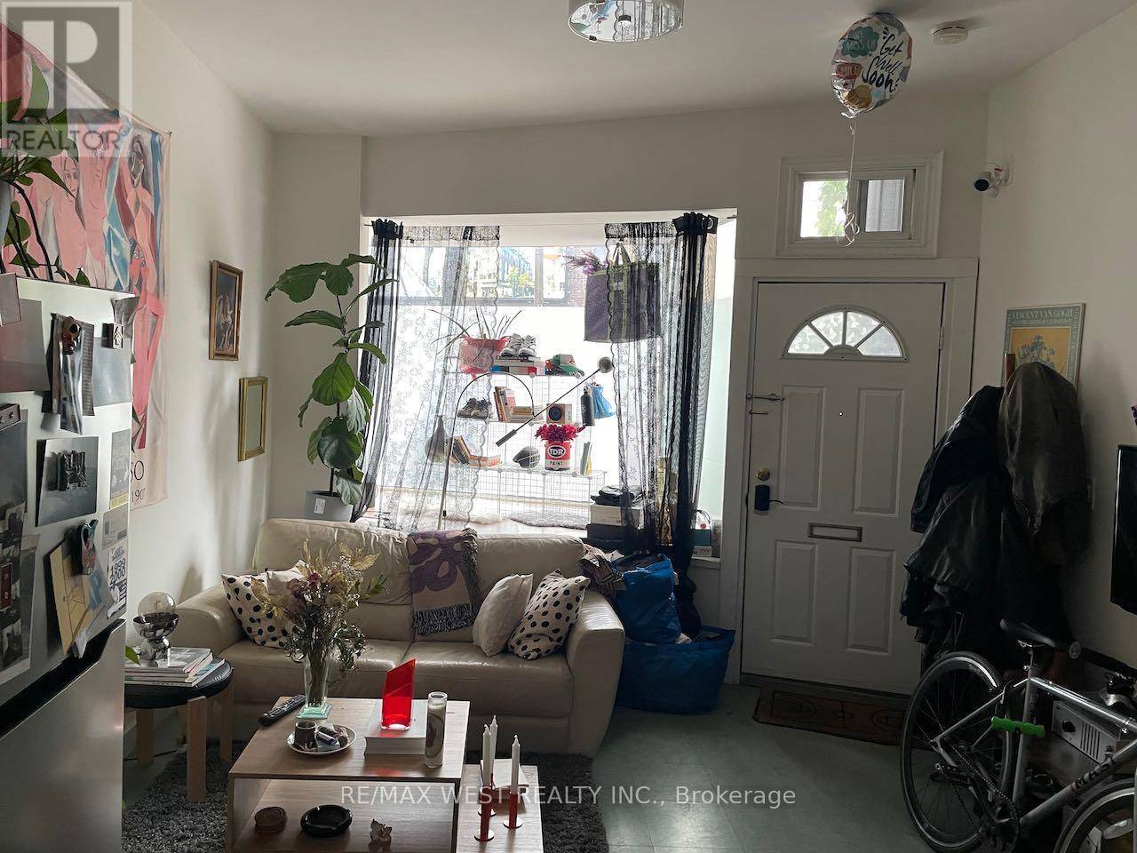 Toronto (little Portugal), ON M6K1T6,1497 DUNDAS STREET W