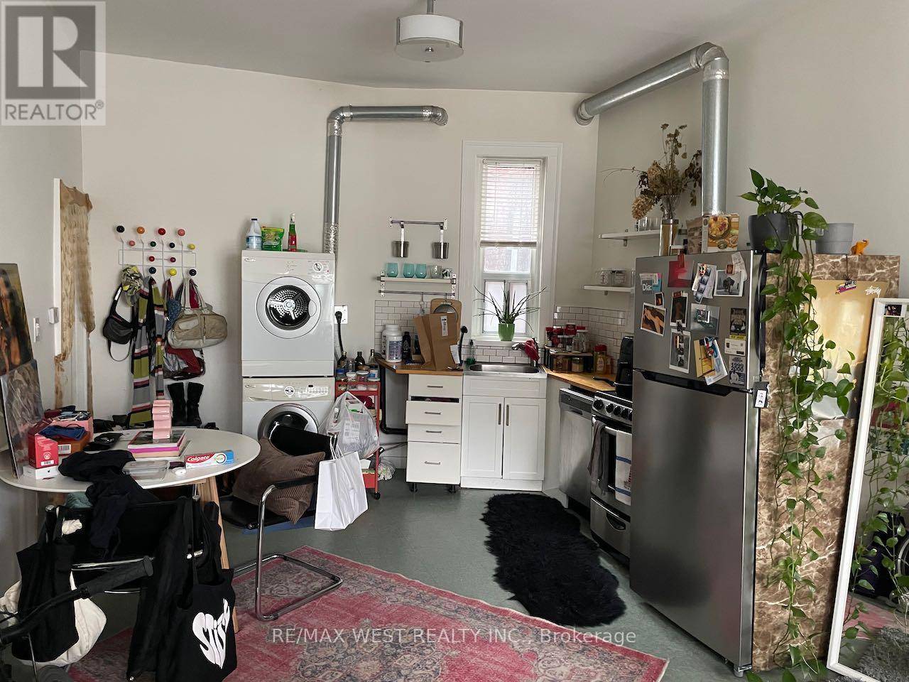 Toronto (little Portugal), ON M6K1T6,1497 DUNDAS STREET W