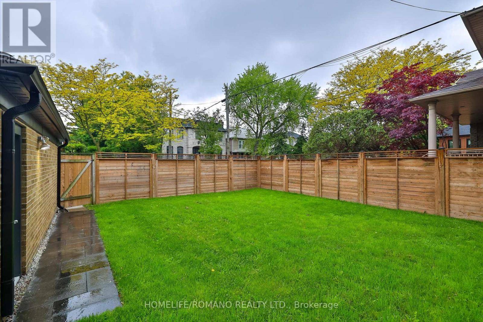 Toronto (bedford Park-nortown), ON M5M2C3,542 DELORAINE AVENUE
