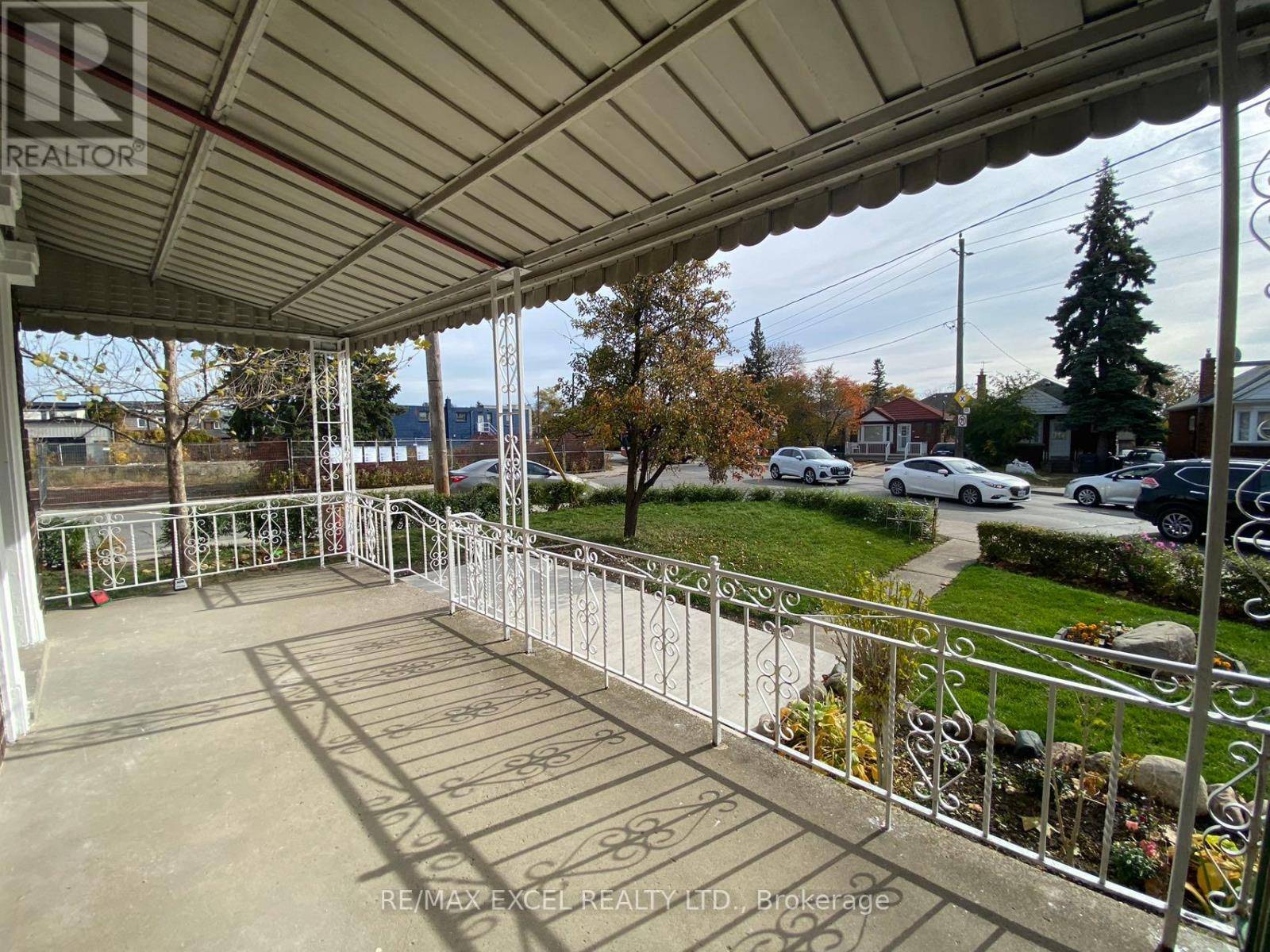 Toronto (oakwood Village), ON M6C2P4,443 VAUGHAN ROAD