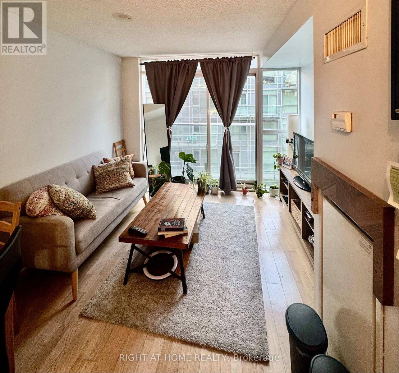 Toronto (waterfront Communities), ON M5V1T8,21 Nelson ST #524