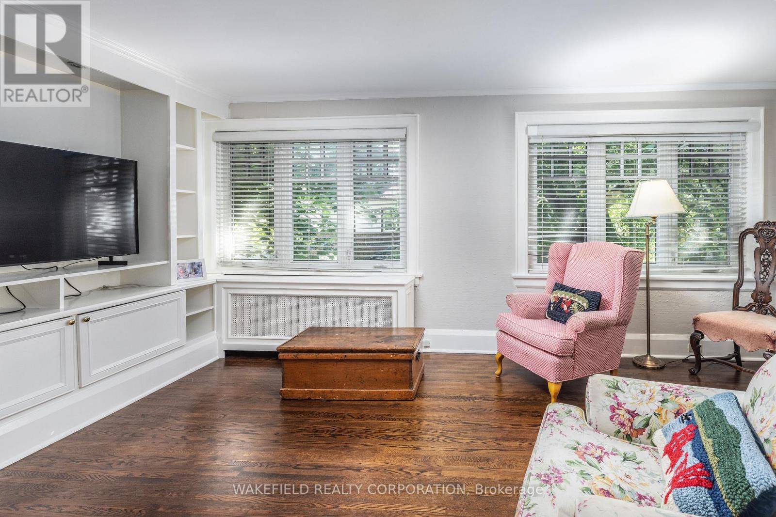 Toronto (yonge-eglinton), ON M4R1B6,14 WILLOWBANK BOULEVARD