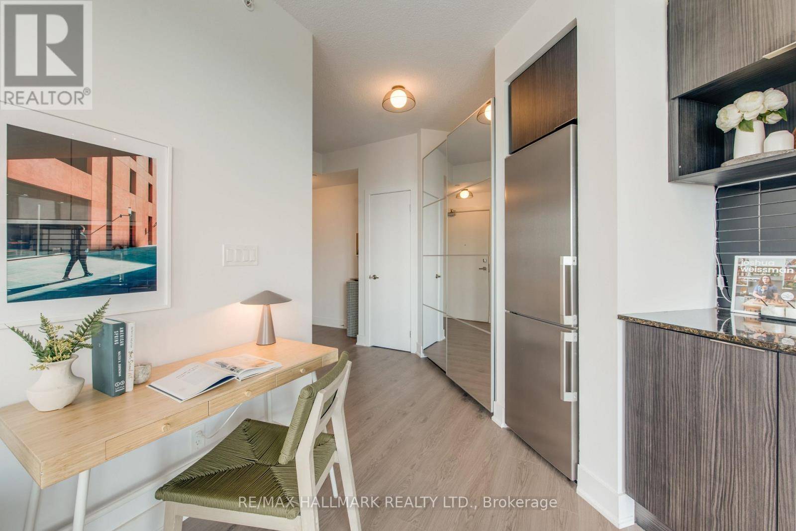 Toronto (banbury-don Mills), ON M3C0N8,99 The Donway W WAY #923
