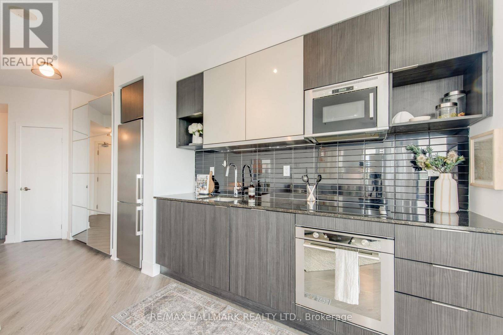 Toronto (banbury-don Mills), ON M3C0N8,99 The Donway W WAY #923