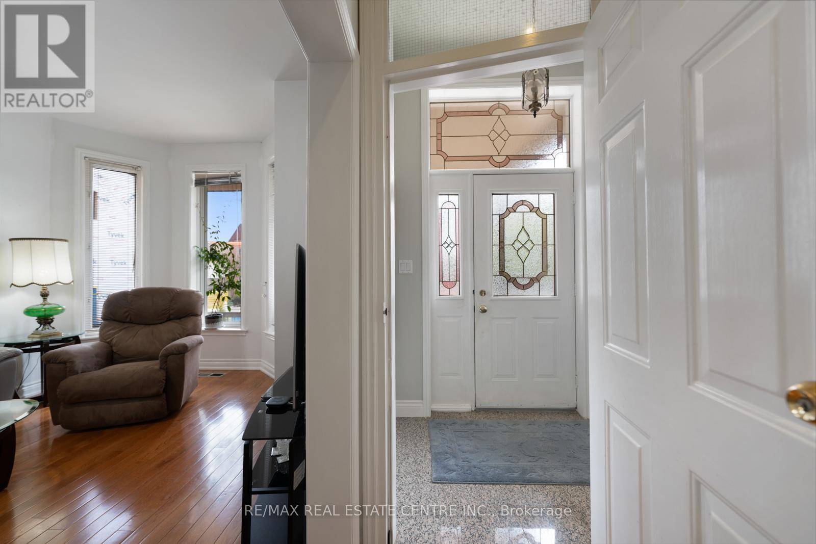 Toronto (trinity-bellwoods), ON M6J2B4,14 CHURCHILL AVENUE