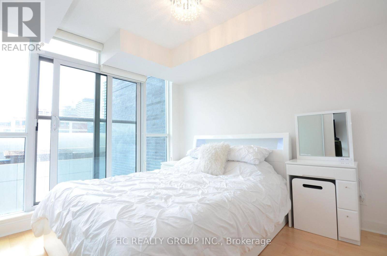 Toronto (moss Park), ON M5A1P9,320 Richmond ST East #322