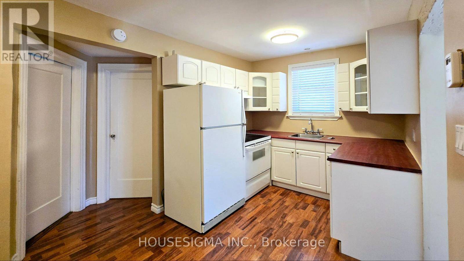 Toronto (oakwood Village), ON M6C3L9,212 WINNETT AVENUE