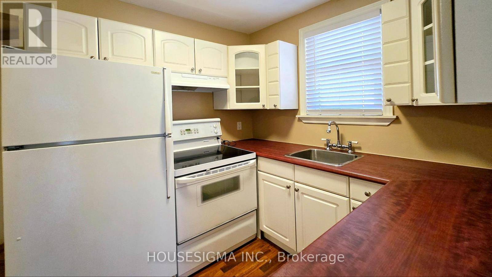 Toronto (oakwood Village), ON M6C3L9,212 WINNETT AVENUE