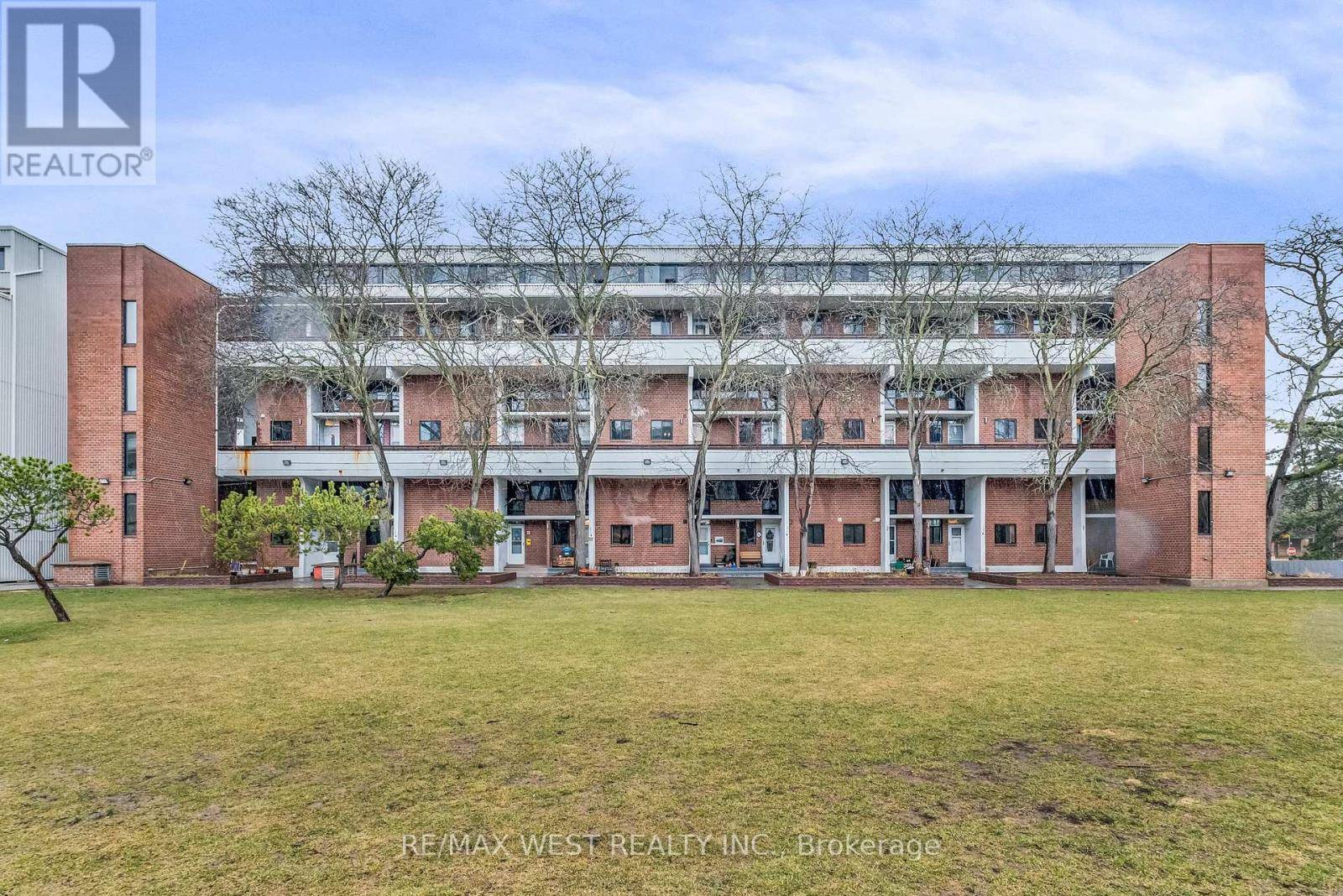 Toronto (flemingdon Park), ON M3C3E7,155 Leeward Glenway #305