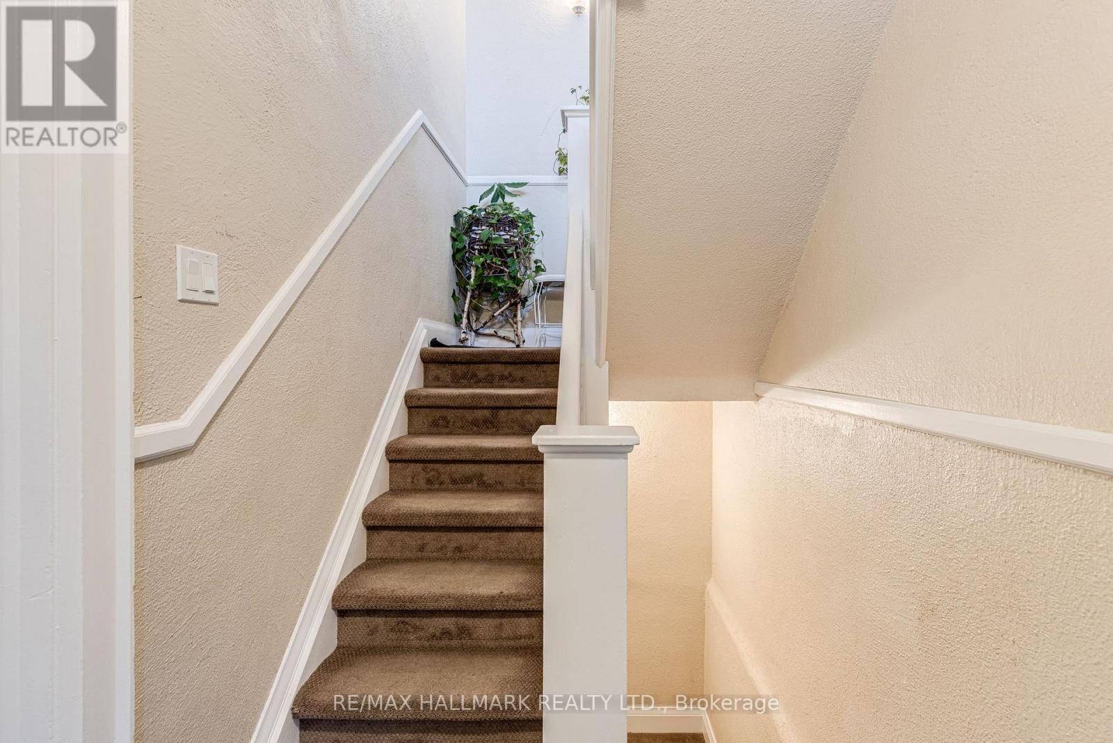 Toronto (humewood-cedarvale), ON M6C2N5,327 VAUGHAN ROAD