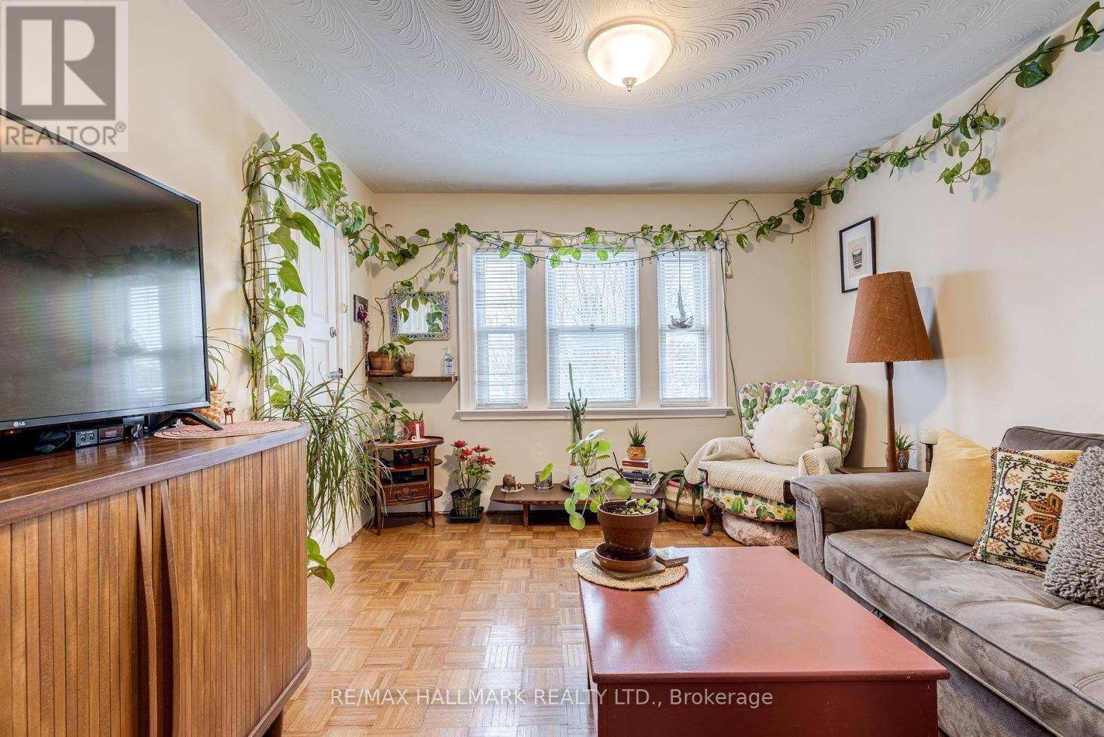 Toronto (humewood-cedarvale), ON M6C2N5,327 VAUGHAN ROAD