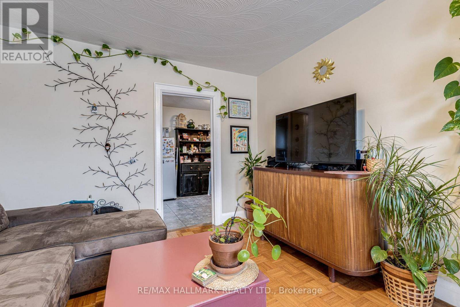 Toronto (humewood-cedarvale), ON M6C2N5,329 VAUGHAN ROAD