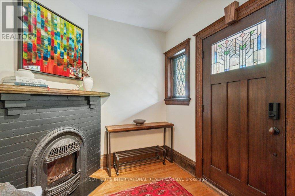 Toronto (casa Loma), ON M5R1Z4,52 NINA STREET