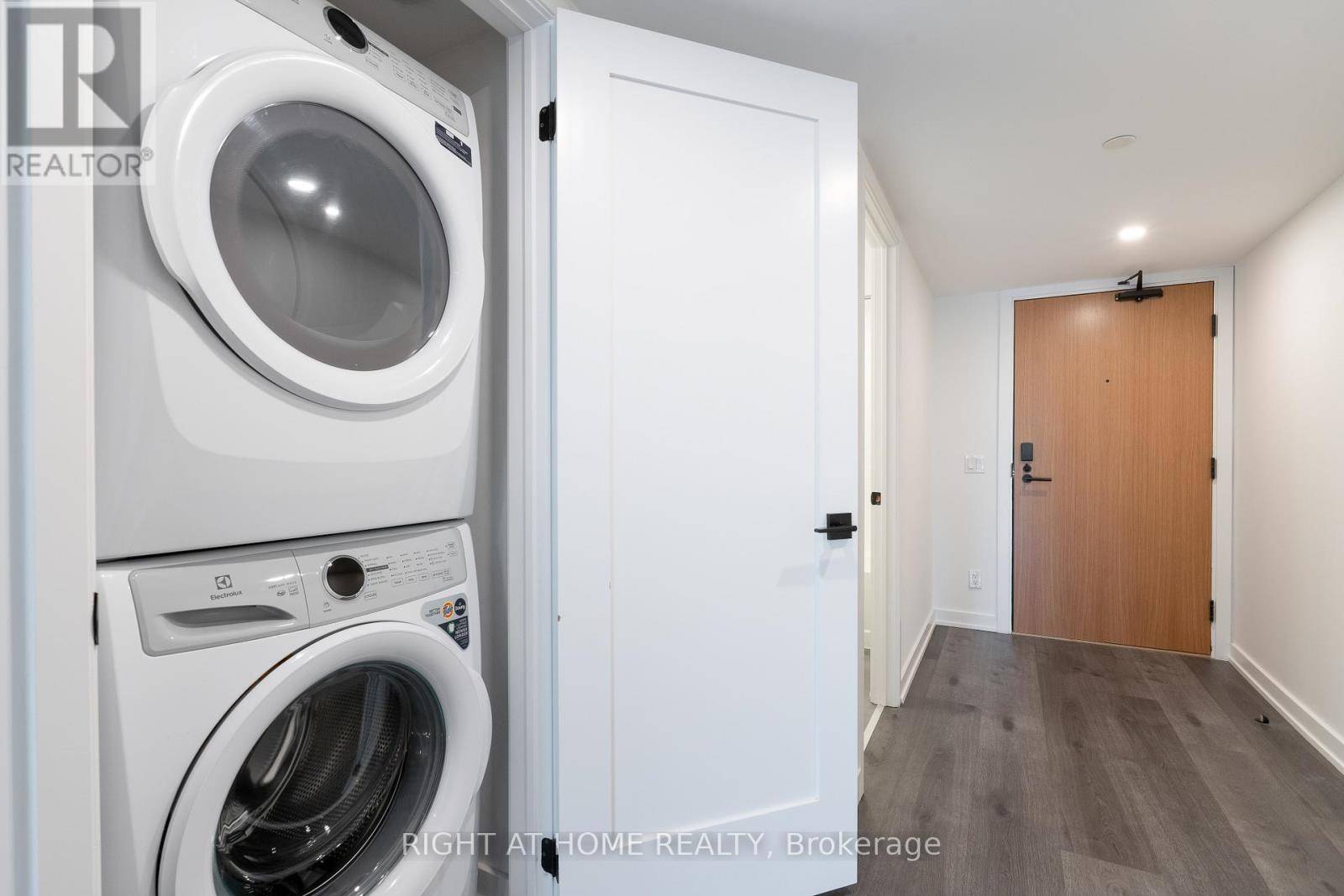 Toronto (palmerston-little Italy), ON M6H2C2,897 College ST West #316