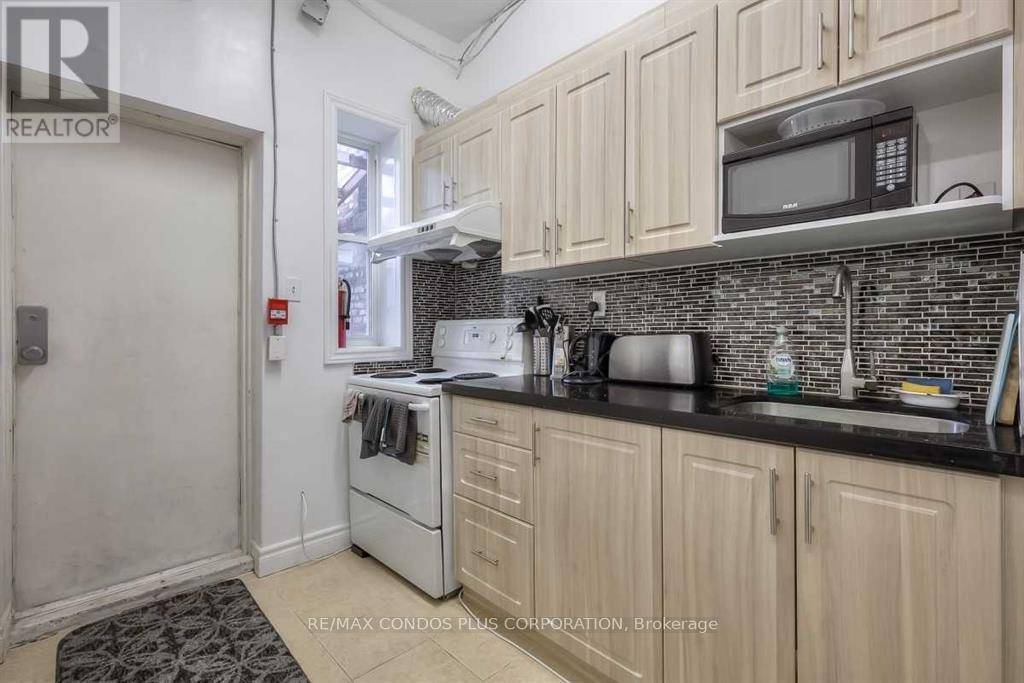 Toronto (kensington-chinatown), ON M5T2E7,324 Spadina AVE #F