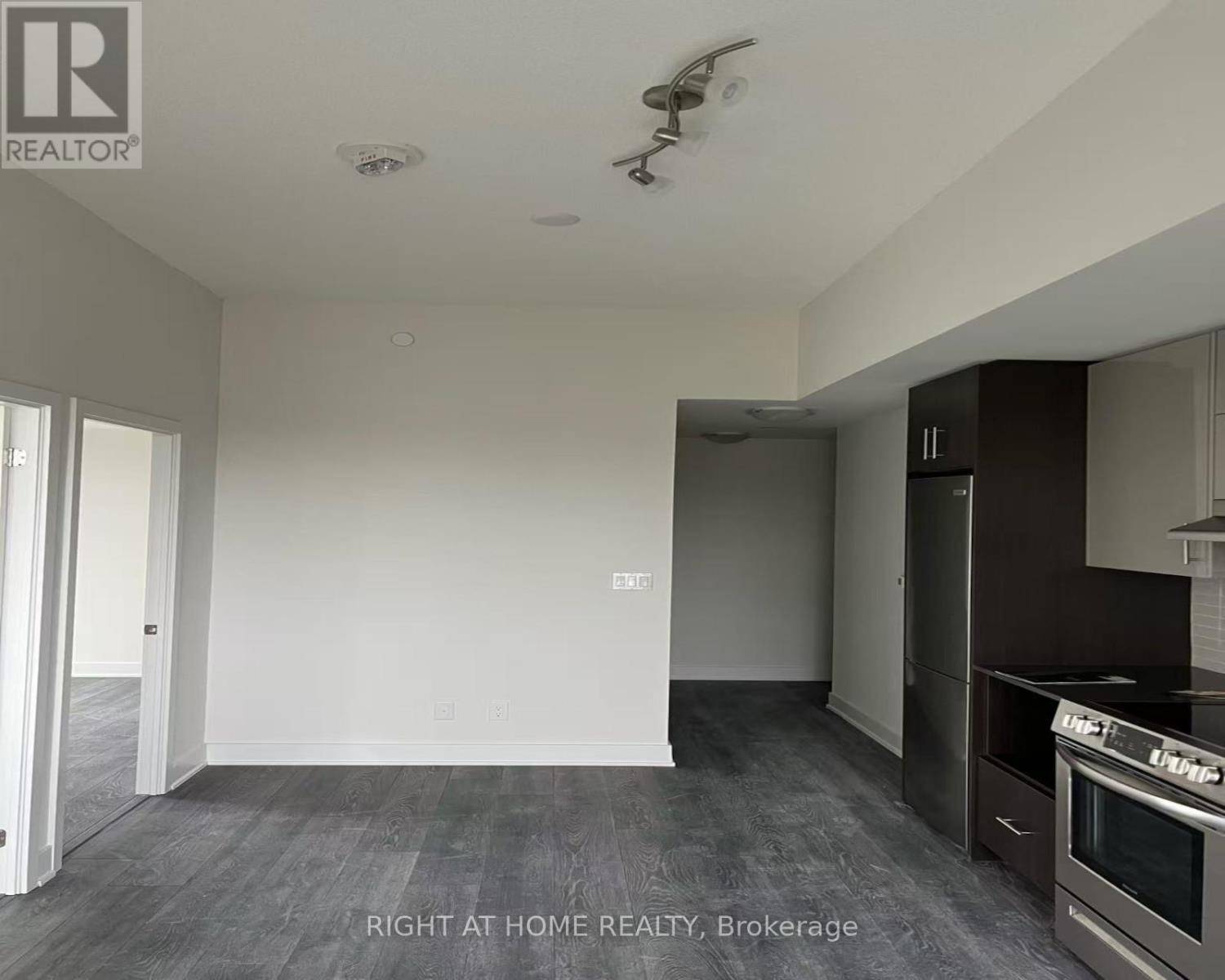 Toronto (don Valley Village), ON M2J0H7,188 Fairview Mall DR #515