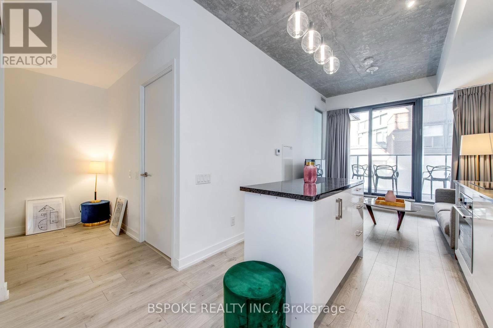 Toronto (mount Pleasant East), ON M4P1P9,161 Roehampton AVE #221