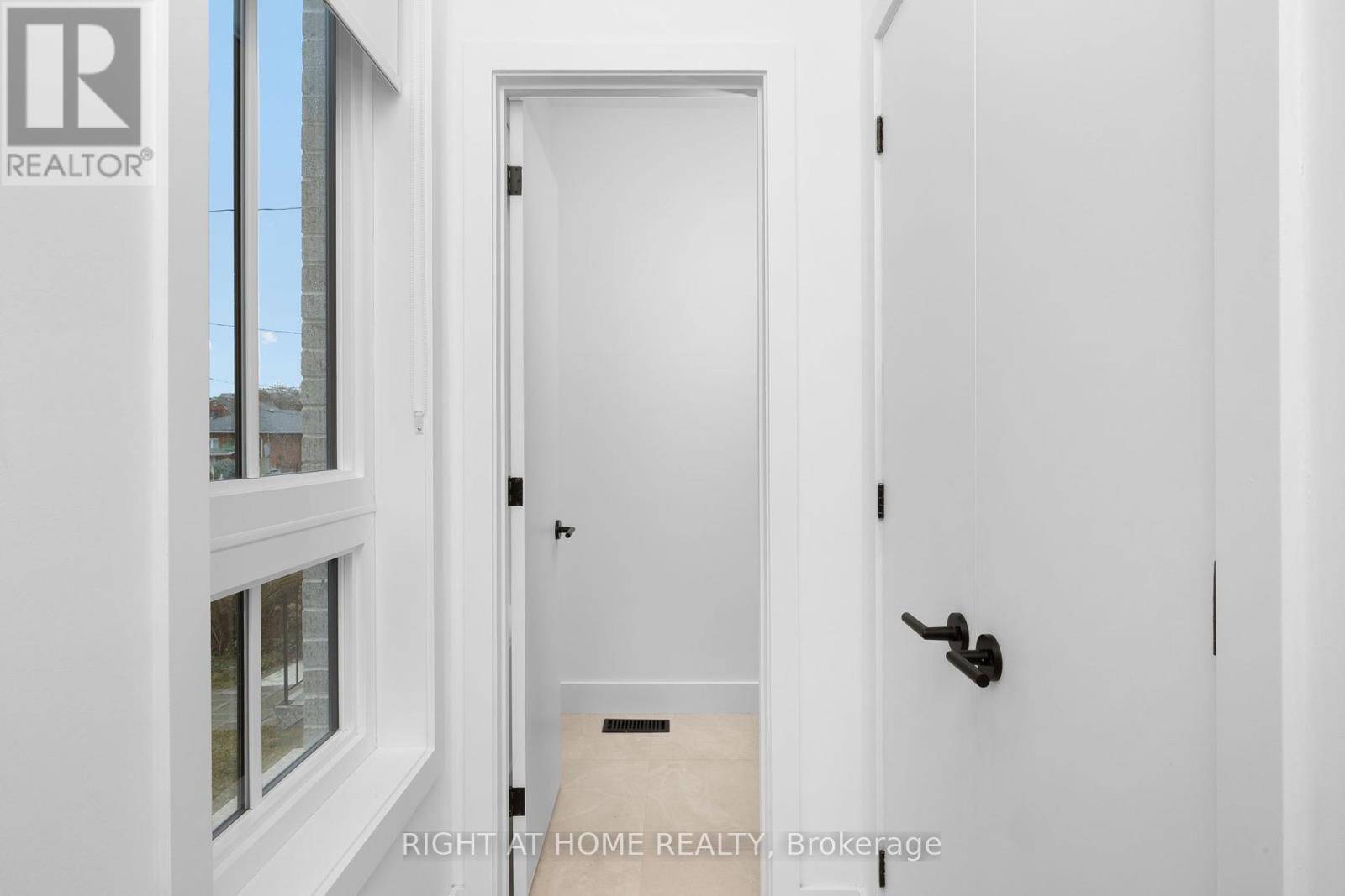 Toronto (humewood-cedarvale), ON M6C2B4,50A LANARK AVENUE