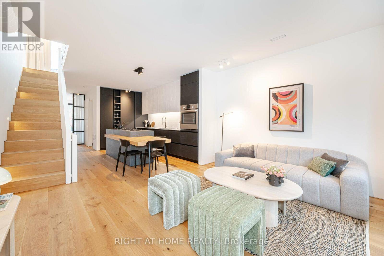 Toronto (little Portugal), ON M6J3G8,259 LISGAR STREET