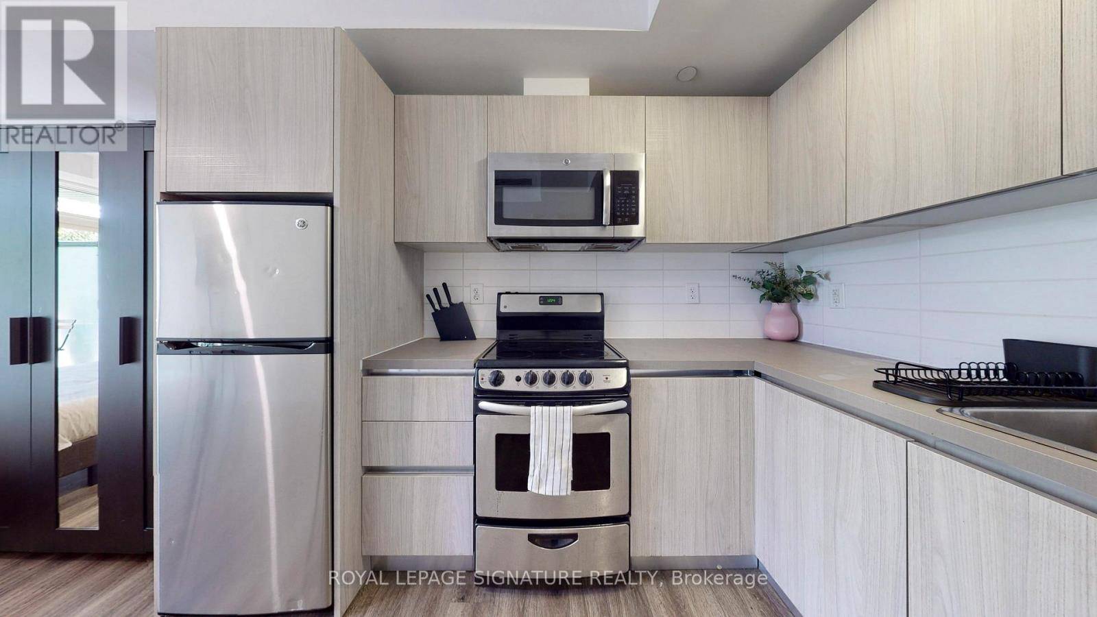 Toronto (kensington-chinatown), ON M5T1S2,335 College ST #106
