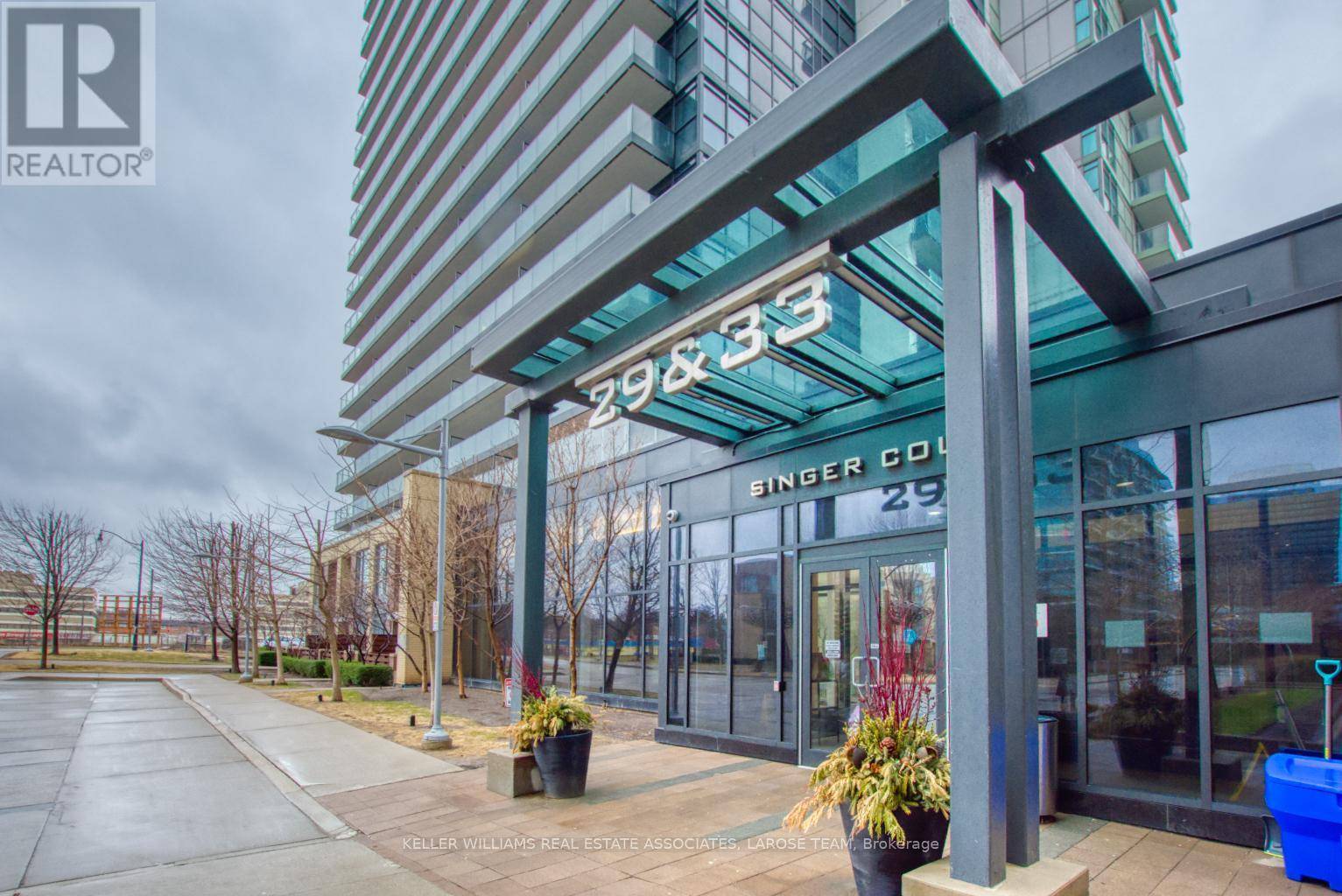 Toronto (bayview Village), ON M2K0B3,29 Singer CT #2815