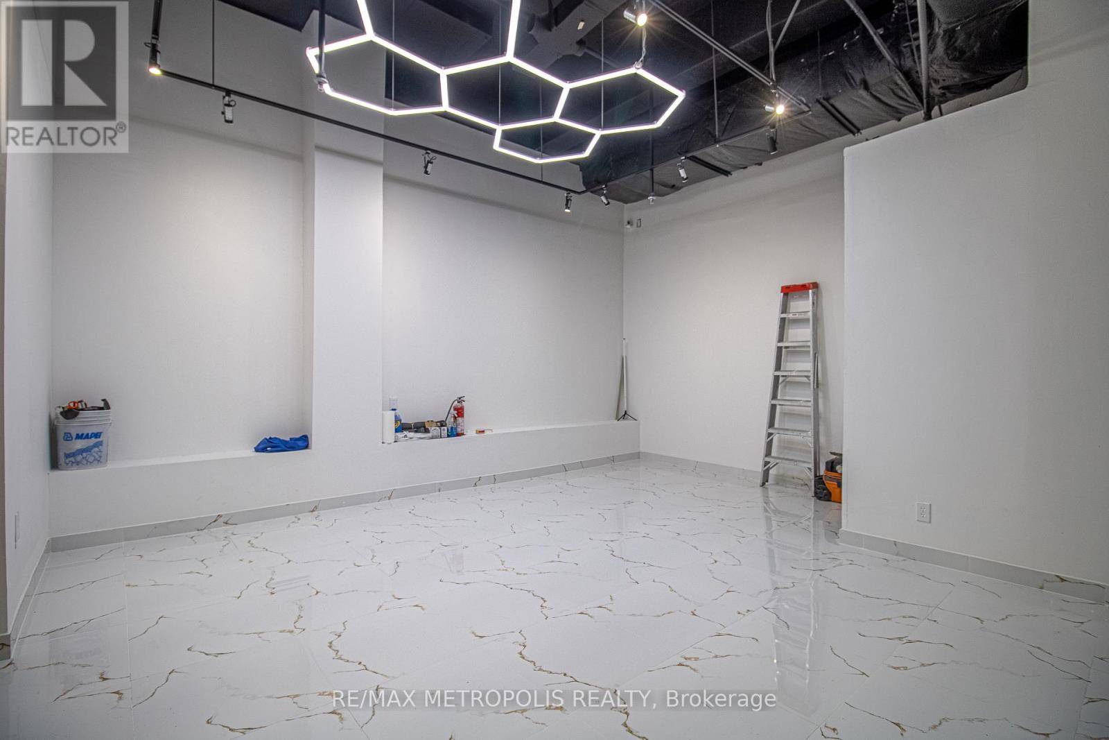 Toronto (kensington-chinatown), ON M5T3B3,222 Spadina AVE #139